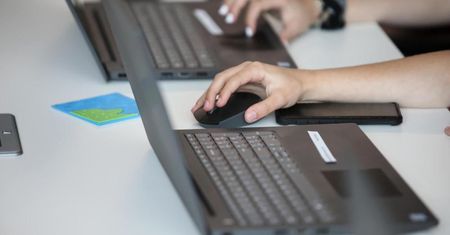 44 proc. badanych przez CBOS i IQS dobrze oceniło sytuację w ich zakładach pracy