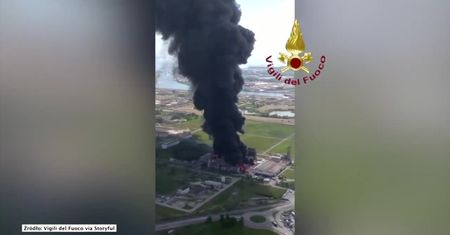 Pożar w fabryce chemikaliów w Wenecji. Gęsty, czarny dym nad miastem