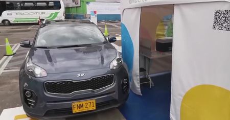 Szybka i bezpieczna diagnostyka pod kątem koronawirusa. W Bogocie postawiono punkt drive-thru do testowania kierowców