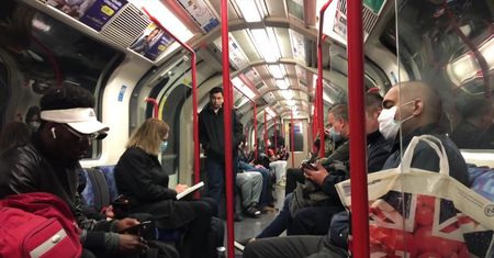 Londyńskie metro znów tętni życiem. Część pasażerów nie zachowuje dystansu społecznego i podróżuje bez maseczek
