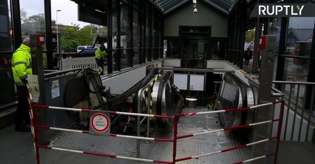 Autobus przebił szklaną fasadę dworca i zawisł nad ruchomymi schodami