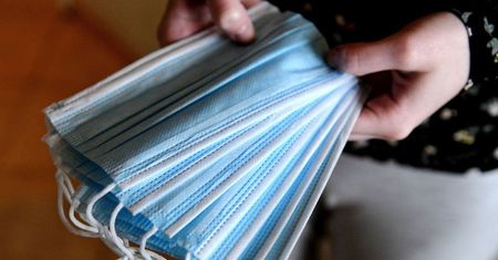 Sukcesywne znoszenie obostrzeń nie zwalnia z noszenia maseczki
