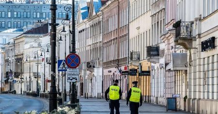 Ostatniej doby policjanci sprawdzili ponad 67 tys. osób na kwarantannie; 140 naruszeń