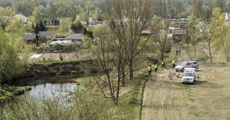 Kontrterroryści specjalizujący się w poszukiwaniach podwodnych włączyli się w poszukiwania 3,5-latka w Nowogrodźcu