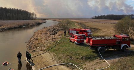 Pożar w Biebrzańskim PN – w akcji m.in. cztery samoloty i śmigłowiec LP