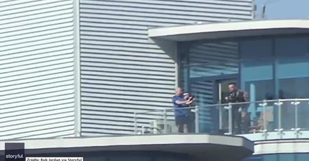 Wrzucił do sieci film jak strzela z balkonu. Brytyjska policja przeprowadziła nalot na jego mieszkanie