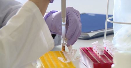 W fazie klinicznej znajduje się już kilkaset leków na koronawirusa. W walkę z COVID-19 włączyły się największe koncerny biotechnologiczne