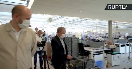 Gigant modowy Louis Vuitton rozpoczął produkcję maseczek ochronnych w dobie koronawirusa