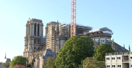 W Paryżu zabrzmiał dzwon katedry Notre Dame. Pierwsza rocznica pożaru