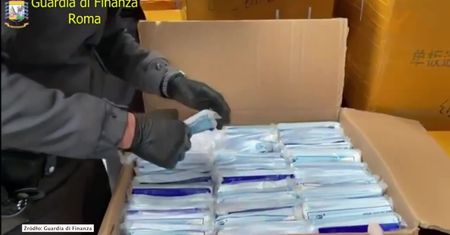 Oszuści żerują na klubach i kibicach. Włoska Gwardia Finansowa przejęła nielegalną dostawę podrobionych maseczek z herbami Milanu, Interu i Juventusu