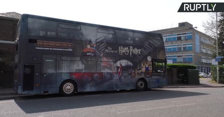 Autobusy rodem z książek o Harrym Potterze woziły fanów na wycieczki po studiu. Teraz za darmo rozwożą pracowników służby zdrowia po szpitalach