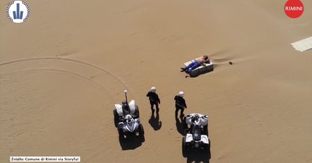 Włoska policja patroluje plażę w Rimini z wykorzystaniem drona i quadów