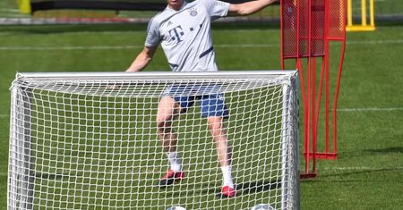 Robert Lewandowski już strzela, choć na razie na treningach. Piłkarze Bayernu ćwiczyli celność, uderzając na małe bramki
