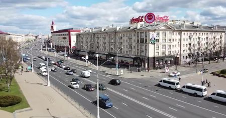 W czasie pandemii koronawirusa życie na Białorusi toczy się normalnie. Na ulicach Mińska panuje nawet spory ruch