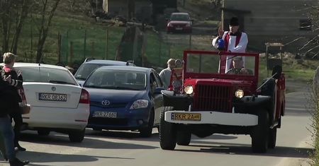 Święcenie pokarmów z wozu strażackiego. Ksiądz z Podkarpacia znalazł sposób na ominięcie rządowych restrykcji