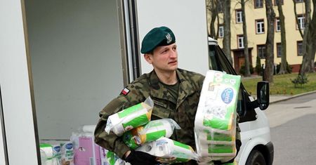 Badanie: żołnierze powinni pomagać osobom przebywającym na kwarantannie – uważa większość Polaków
