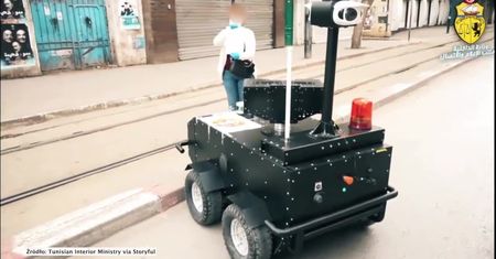 “Robocop” patroluje ulice stolicy Tunezji. Robot legitymuje przechodniów w czasie pandemii