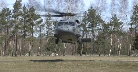 Policja używa Black Hawków do kontrolowania plaż nad Bałtykiem