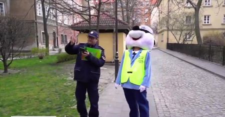 Policjanci umilili kwarantannę 5-latce z Warszawy. Odwiedził ją sierżant Borsuk, maskotka KSP