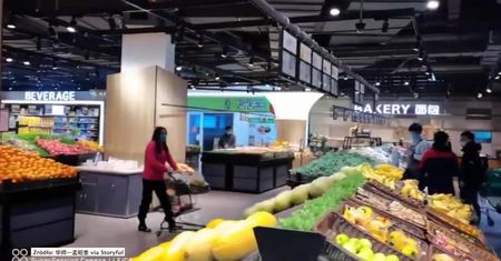 Mieszkańcy Wuhanu w supermarketach. O tym, kto mógł wejść, decydowała aplikacja