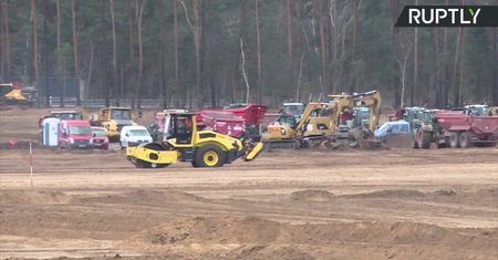 Mimo pandemii koronawirusa trwają prace na budowie fabryki Tesli koło Berlina