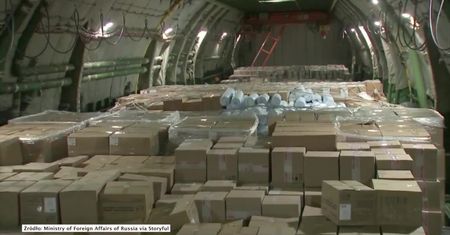 Największy rosyjski samolot transportowy poleciał do USA. Na pokładzie zaopatrzenie medyczne