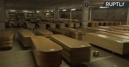 Podziemny parking w Barcelonie przekształcono w kostnicę. Trafi do niego prawie dwa tysiące trumien