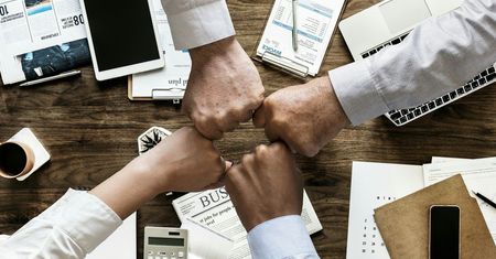Biznes mocno włączył się w walkę z SARS-CoV-2. Wsparcie jest już liczone w setkach milionów złotych