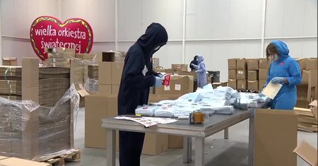 Setki tysięcy maseczek dla medyków i DPS–ów. Do Polski dotarł sprzęt zamówiony przez WOŚP