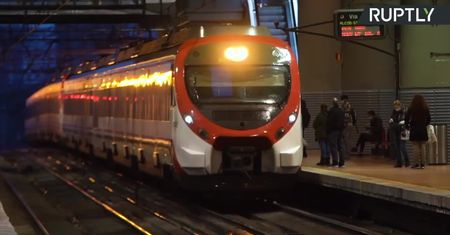Hiszpania łagodzi restrykcje związane z pandemią. Niektóre branże wracają do pracy, służby rozdają maseczki