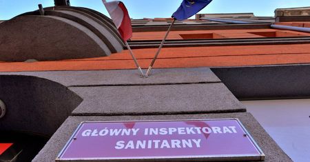 Więcej zachorowań na COVID-19 dotyczy kobiet; częściej umierają mężczyźni