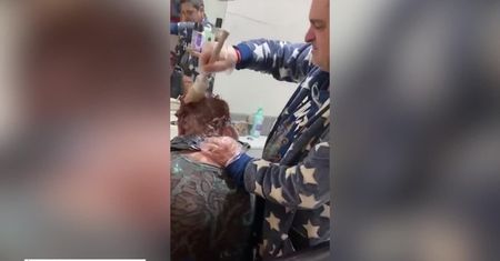 Mąż pofarbował żonie włosy, używając zwykłego pędzla