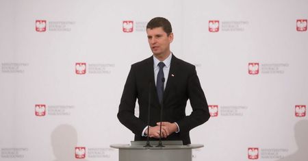 Piontkowski: chcemy, by uczniowie wrócili do szkół, pracujemy nad przepisami o bezpieczeństwie