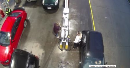 Kobieta zapomniała wyciągnąć pistoletu do tankowania z wlewu