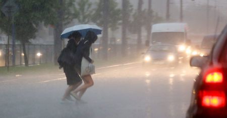 IMGW ostrzega przed burzami z gradem oraz silnym deszczem