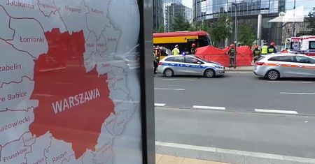 Pieszy potrącony przez tramwaj w Warszawie. W ciężkim stanie trafił do szpitala