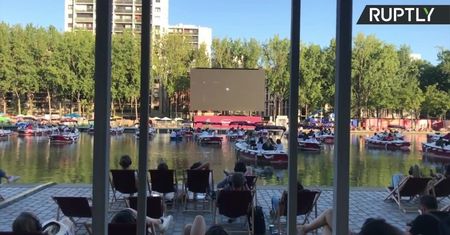 W Paryżu uruchomiono kino na wodzie. Widzowie mogą oglądać filmy z łodzi na Sekwanie