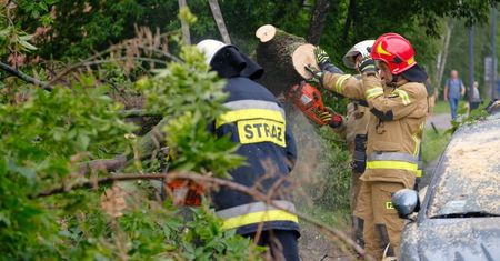 W związku z burzami bez prądu ponad 17 tys. odbiorców; strażacy interweniowali ponad 400 razy