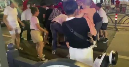 Bohaterskie zachowanie przechodniów. Podnieśli samochód, by wydobyć spod niego uwięzionego po wypadku chłopca