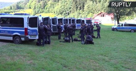 Obława w Niemczech. Poszukiwania “Rambo”, który rozbroił policjantów i zbiegł do lasu