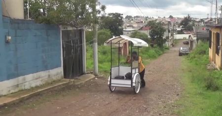 Nauczyciel kupił trójkołowy rower, by… przerobić go na mobilną szkołę i dojeżdżać do dzieci wykluczonych cyfrowo