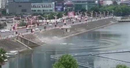 Wypadek w Chinach. Autobus pełen ludzi wyłamał barierki i wpadł do jeziora, zginęły co najmniej dwie osoby