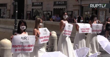 Zamiast przed ołtarzem, stanęły w proteście. Demonstracja panien młodych przeciwko zakazowi organizacji wesel