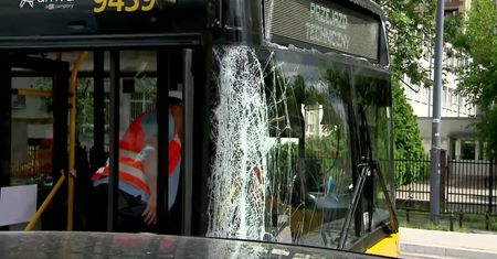 Autobus uszkodził trzy zaparkowane auta. Kierowca był pod wpływem metamfetaminy