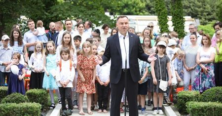 Prezydent zapowiedział projekt zmian ws. działalności stowarzyszeń na terenie szkoły