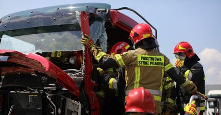 Zderzenie dwóch autokarów i busa w Zachodniopomorskiem; 14 osób rannych