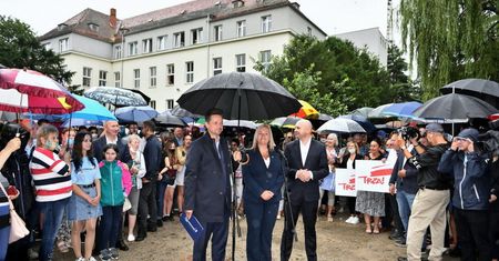 Trzaskowski: rządzący skazują szpitale powiatowe na zamknięcie