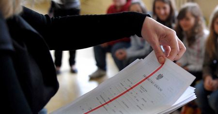 Pandemiczny czerwony pasek na cenzurkach
