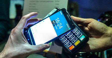 Nowe przepisy wprowadzą możliwość zapłaty smartfonem za przejazd ciężarówką po drogach krajowych
