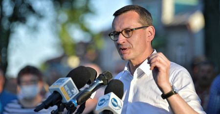 Premier Morawiecki prezentuje spadek cen dzięki nowej matrycy VAT